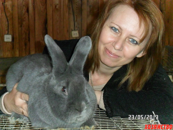 Жена Оля и кролик породы Венский голубой +.JPG